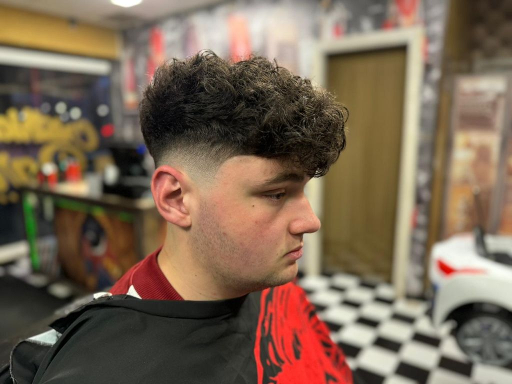 Fade rizado en barbería — MAGNO